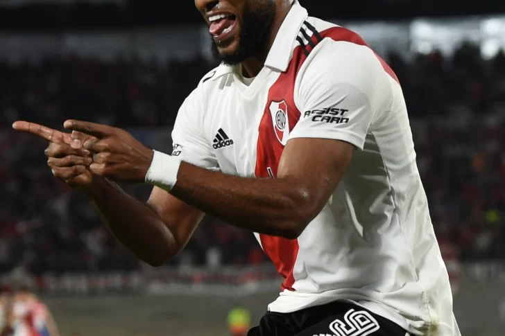 River visita a un Vélez repleto de urgencias