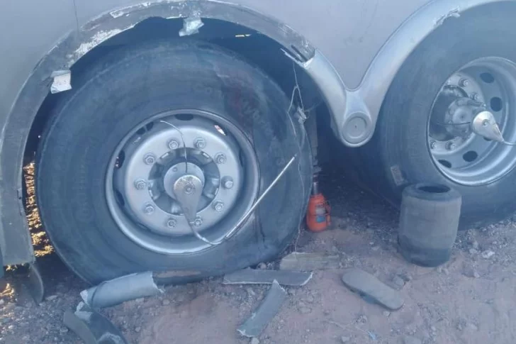 Murió al quedar aprisionado por su cabeza en un micro