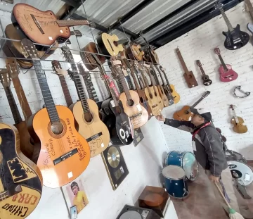 Con guitarras que donaron a la Difunta Correa, los niños aprenderán música gratis