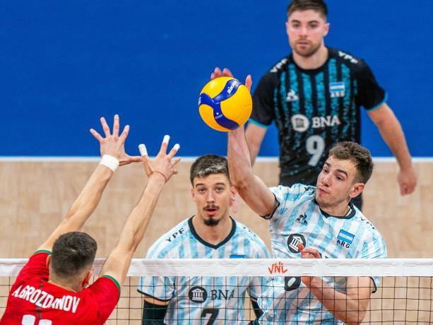 Argentina, por el invicto del líder