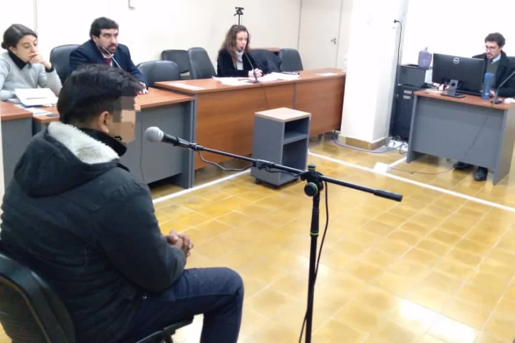 Sospechan que violó a su primita y un juez le dictó 2 meses de preventiva en su casa