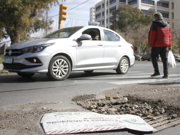 Quejas por un hueco en una esquina céntrica y con mucho peligro vial