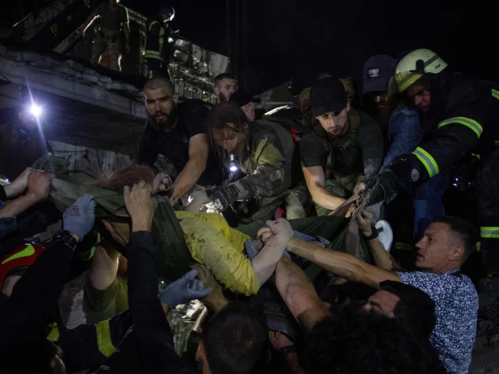 Ataque ruso a un restaurante deja once muertos en Ucrania Ataque ruso a un restaurante deja once muertos en Ucrania