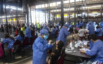 Con 11.121 contagios, analizan adelantar las dosis de refuerzo Con 11.121 contagios, analizan adelantar las dosis de refuerzo