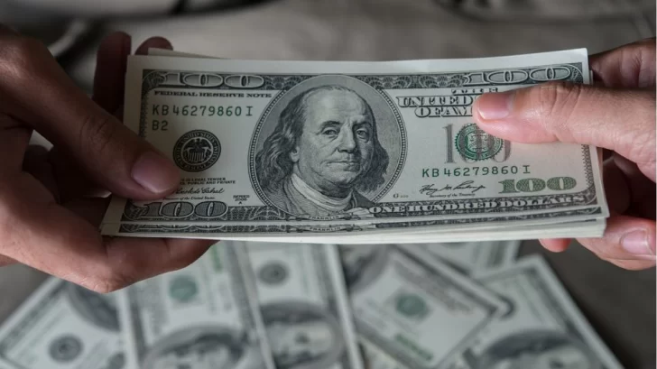 El dólar tuvo un retroceso de $9, cayó a $487 y en San Juan se negoció a $497