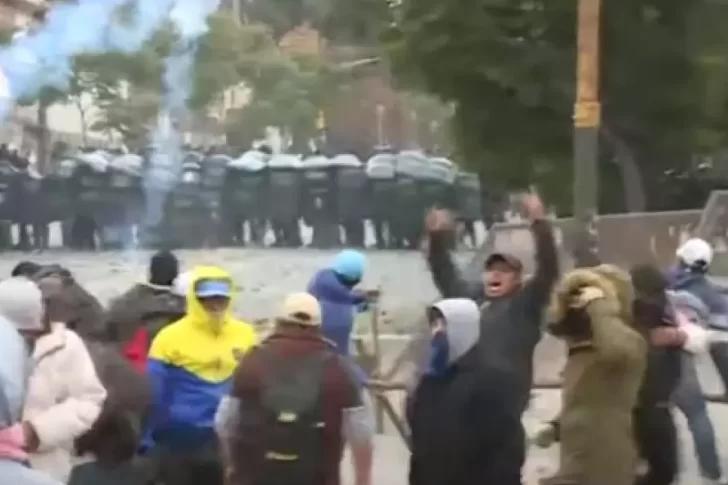 Jujuy: manifestantes entraron a la Legislatura, provocaron incendios y destrozaron autos