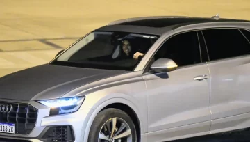 Lionel Messi llegó a Rosario en su avión privado con Di María y Otamendi Lionel Messi llegó a Rosario en su avión privado con Di María y Otamendi