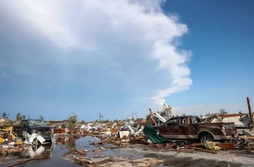Un tornado destruyó una ciudad en Texas: tres muertos, más de 100 heridos y cortes de luz
