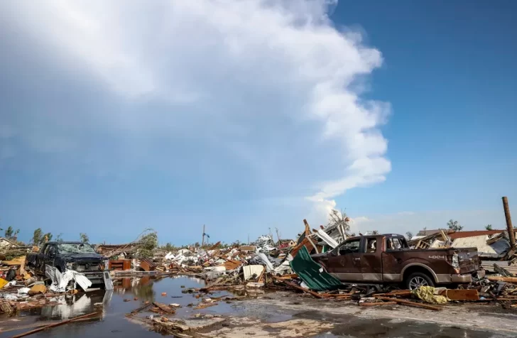 Un tornado destruyó una ciudad en Texas: tres muertos, más de 100 heridos y cortes de luz