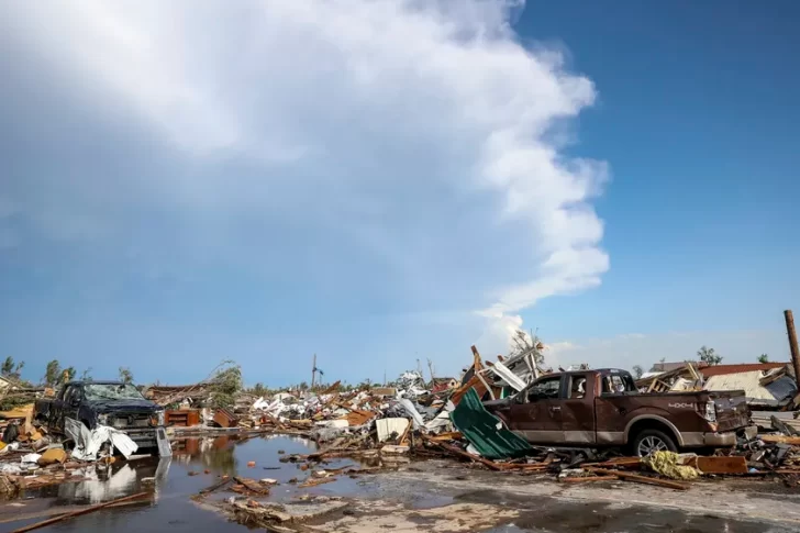 Un tornado destruyó una ciudad en Texas: tres muertos, más de 100 heridos y cortes de luz