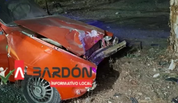 Perdió el control de su auto y chocó contra un árbol Perdió el control de su auto y chocó contra un árbol