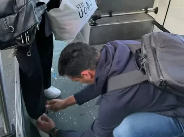 Un hombre le ató los cordones a una señora en el colectivo: era Lionel Scaloni Un hombre le ató los cordones a una señora en el colectivo: era Lionel Scaloni