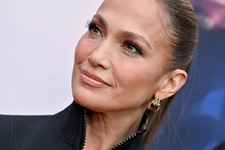 Jennifer Lopez muestra su impactante físico con su nueva colección de lencería