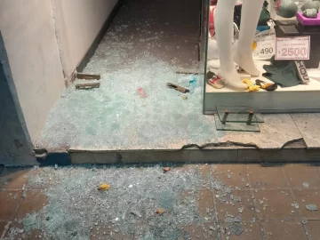 Dos menores rompieron vidrieras de dos locales céntricos para robar Dos menores rompieron vidrieras de dos locales céntricos para robar