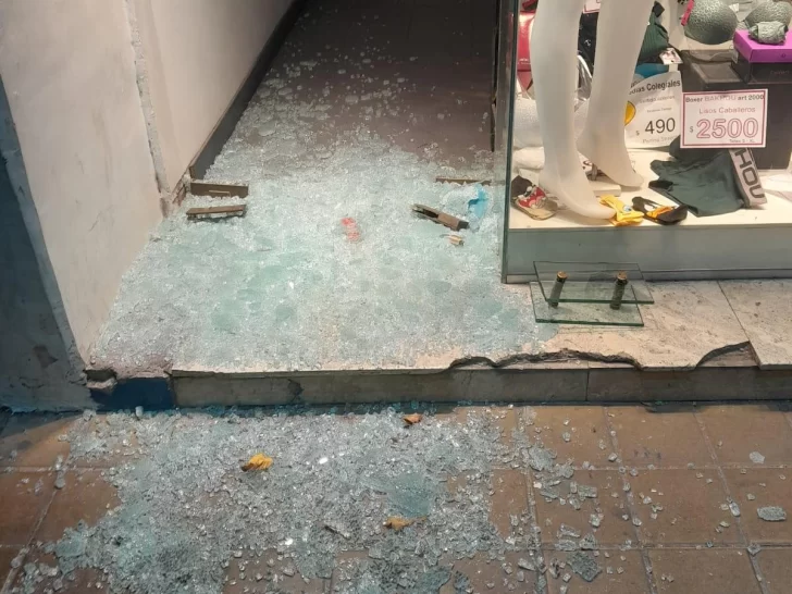 Dos menores rompieron vidrieras de dos locales céntricos para robar Dos menores rompieron vidrieras de dos locales céntricos para robar