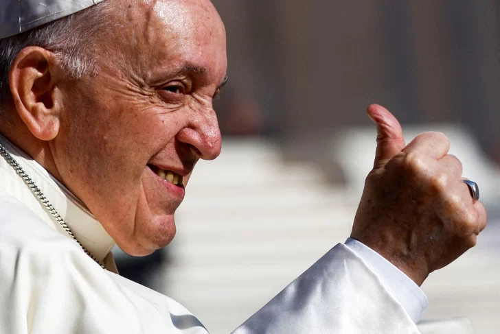 El papa Francisco “está bien” y comenzó una “dieta semilíquida” tras ser operado