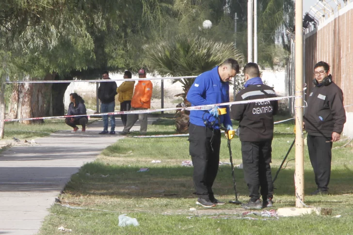 Tenía 15 años y lo hallaron muerto de un tiro frente a su casa, creen que lo mataron