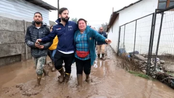 Dos fallecidos, seis desaparecidos y miles de aislados por las inundaciones en Chile Dos fallecidos, seis desaparecidos y miles de aislados por las inundaciones en Chile