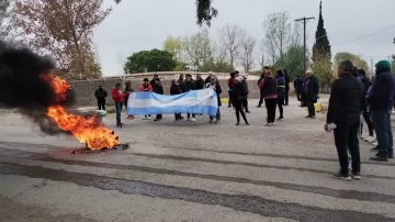 Vecinos de una zona de Rivadavia cortaron la calle para pedir seguridad: “Nadie hace nada” Vecinos de una zona de Rivadavia cortaron la calle para pedir seguridad: “Nadie hace nada”