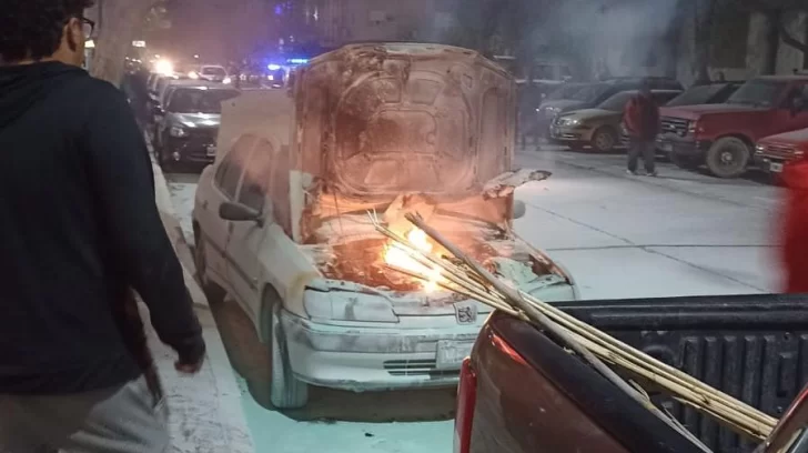 Un auto ardió en llamas en pleno microcentro sanjuanino Un auto ardió en llamas en pleno microcentro sanjuanino