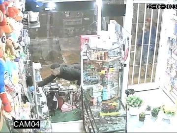 [VIDEOS] Revientan la vidriera de una regalería pocitana y se llevan todo lo que pueden