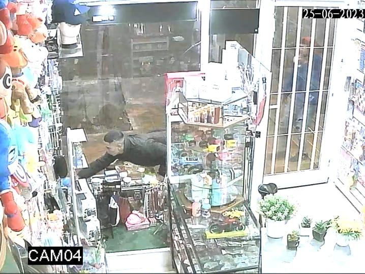[VIDEOS] Revientan la vidriera de una regalería pocitana y se llevan todo lo que pueden