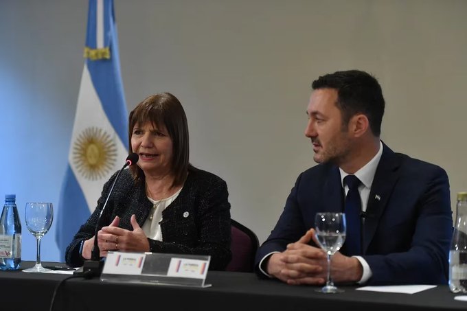 Con los tapones de punta, Bullrich presentó a Petri: “Este cambio no va a ser tibio” Con los tapones de punta, Bullrich presentó a Petri: “Este cambio no va a ser tibio”