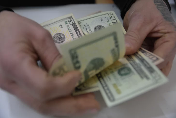 El dólar blue cerró el viernes en $278, en una semana donde tocó los $273 en San Juan El dólar blue cerró el viernes en $278, en una semana donde tocó los $273 en San Juan