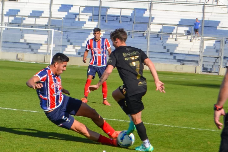 Peñarol la pasó mal ante Bolívar, perdió en el Bicentenario y no pudo salir del descenso