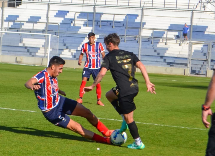 Peñarol la pasó mal ante Bolívar, perdió en el Bicentenario y no pudo salir del descenso