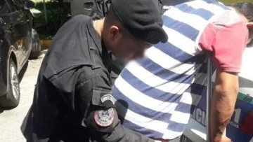 Tres sujetos robaron en una casa y la policía detuvo a uno que quiso escapar con muletas Tres sujetos robaron en una casa y la policía detuvo a uno que quiso escapar con muletas