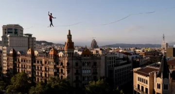 A 70 metros de altura, descalzo y sobre una cuerda metálica, un equilibrista impresionó a todos en Barcelona A 70 metros de altura, descalzo y sobre una cuerda metálica, un equilibrista impresionó a todos en Barcelona