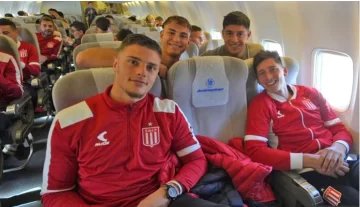 El avión que trasladaba al plantel de Estudiantes sufrió un desperfecto y aterrizó de emergencia El avión que trasladaba al plantel de Estudiantes sufrió un desperfecto y aterrizó de emergencia