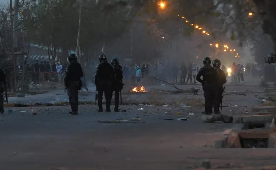 El avión que trasladaba al plantel de Estudiantes sufrió un desperfecto y aterrizó de emergencia El avión que trasladaba al plantel de Estudiantes sufrió un desperfecto y aterrizó de emergencia
