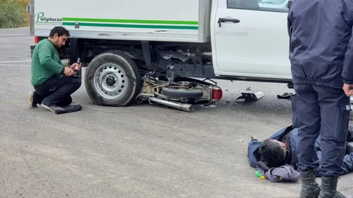 El casco salvó de lo peor a un motociclista que chocó contra una camioneta en la Ruta 20