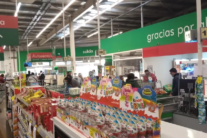 Policía que quiso sustraer alfajores y otras cosas de un supermercado aceptó una condena en suspenso