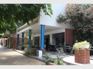 Un hombre y su pequeño hijo volcaron en una camioneta y terminaron en un desagüe Un hombre y su pequeño hijo volcaron en una camioneta y terminaron en un desagüe