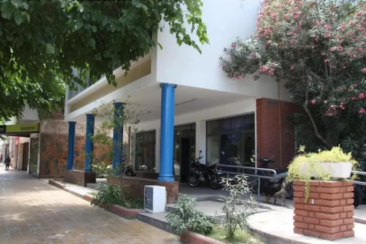 Un hombre y su pequeño hijo volcaron en una camioneta y terminaron en un desagüe