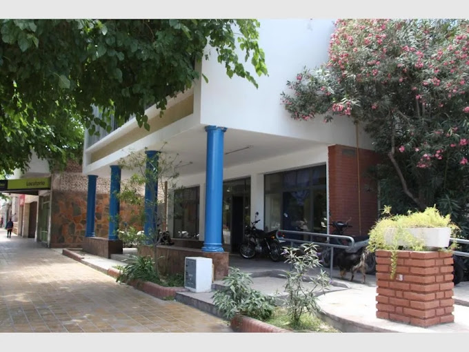 Un hombre y su pequeño hijo volcaron en una camioneta y terminaron en un desagüe Un hombre y su pequeño hijo volcaron en una camioneta y terminaron en un desagüe