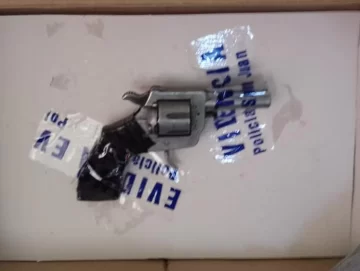 Un “asaltante” cae con un arma