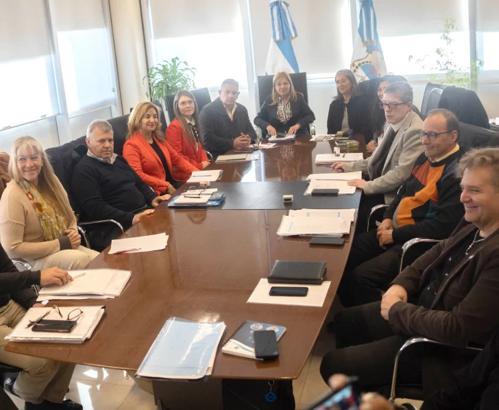 El Gobierno evalúa mayor aumento y más anticipado para los docentes