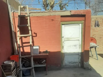 Lo peor para anciano que cayó de cabeza desde el techo de su casa