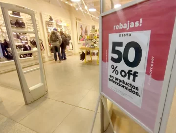 El comercio local lanzó rebajas de hasta 50% que solía hacer en agosto