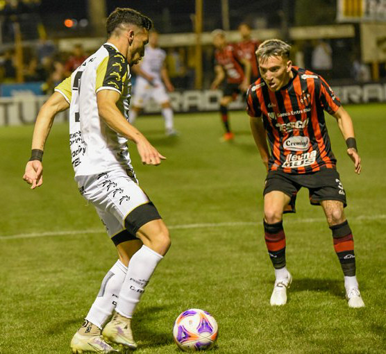 Almirante, a paso firme en la cima