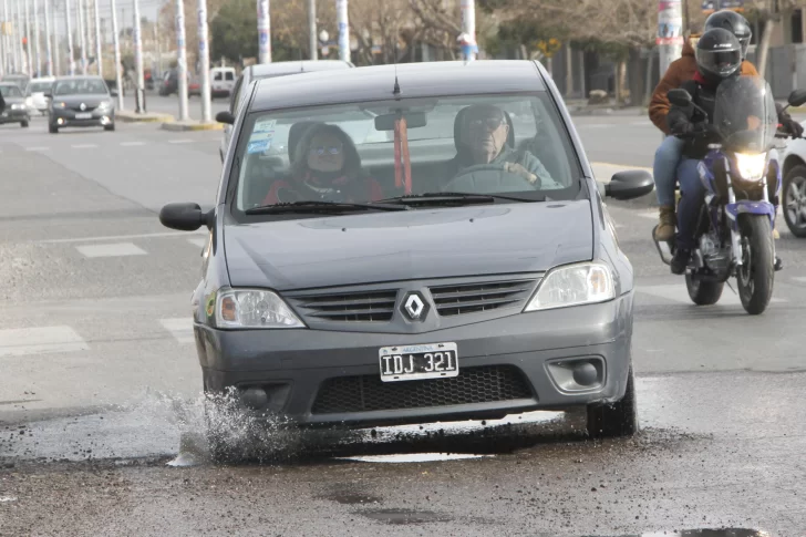 El peligroso pozo en una calle clave que se reabrió al mes de ser reparado