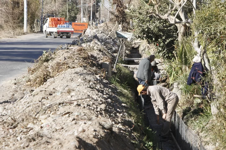 Mejoran un canal para no derrochar agua y además evitar siniestros viales