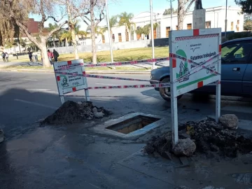 Empezaron a solucionar el hueco en calle España, cruce con De la Roza