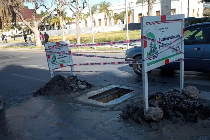 Empezaron a solucionar el hueco en calle España, cruce con De la Roza