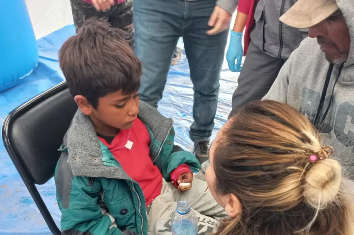 Tiene 7 años y sobrevivió al frío, con sed y hambre perdido casi 20 horas en el campo