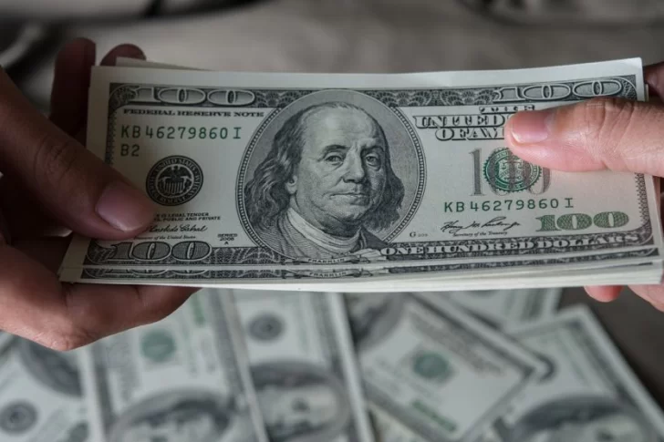 El dólar blue cerró sin cambios, a $496 por unidad